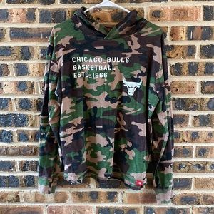 Sportiqe Premium Brand Chicago Bulls NBA basketball camo hoodie shirt, Men’s M